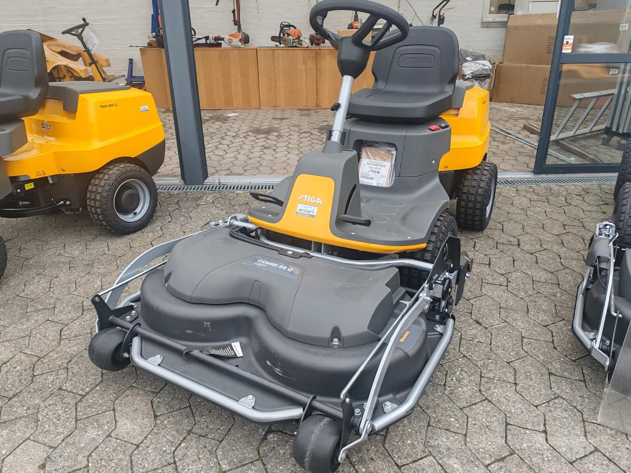 Stiga Park 300 RC med 95cm klippebord